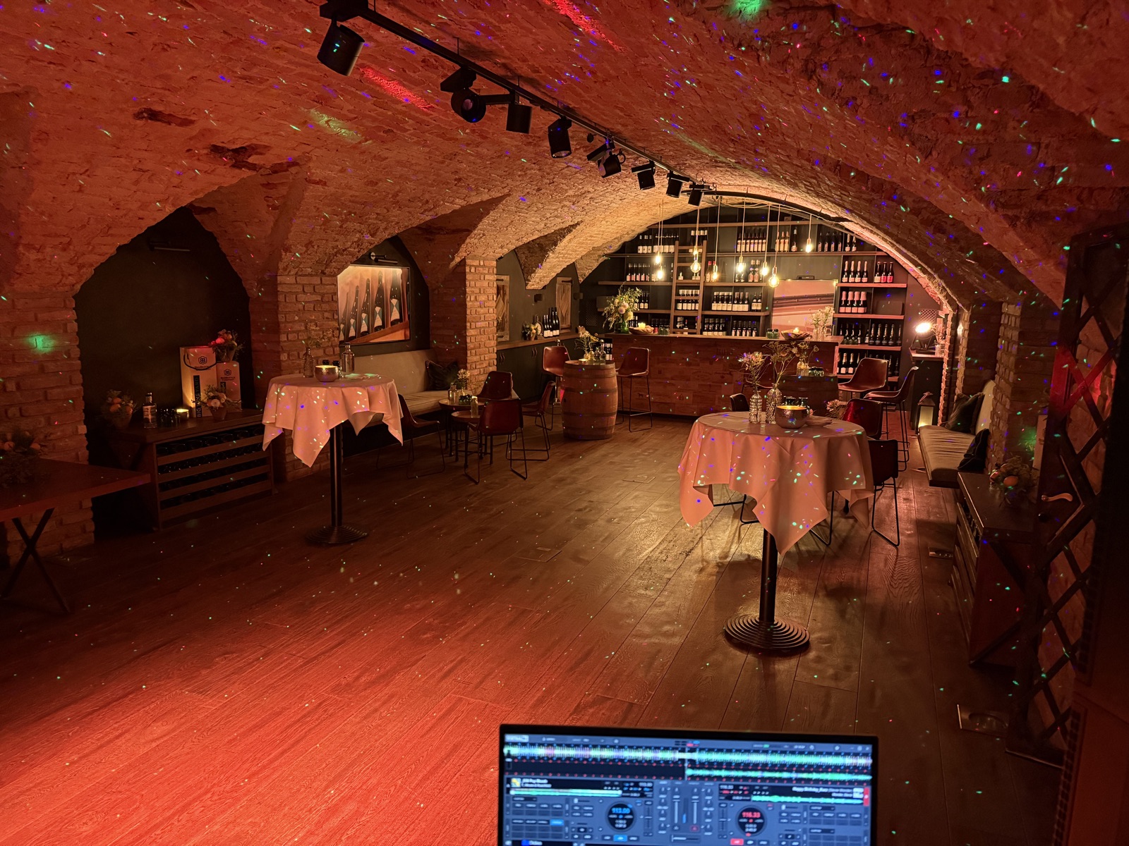 DJ Andi am Mischpult bei einem Event in Bayern