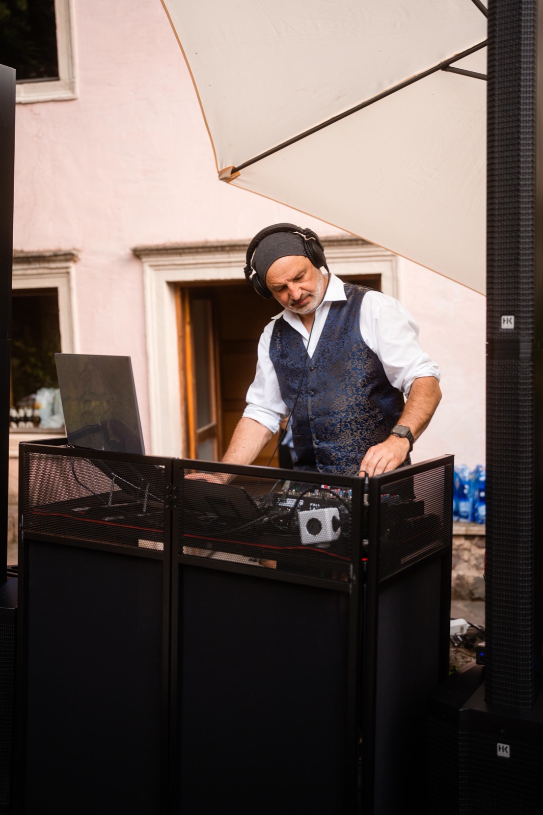 DJ Andi beim Auflegen