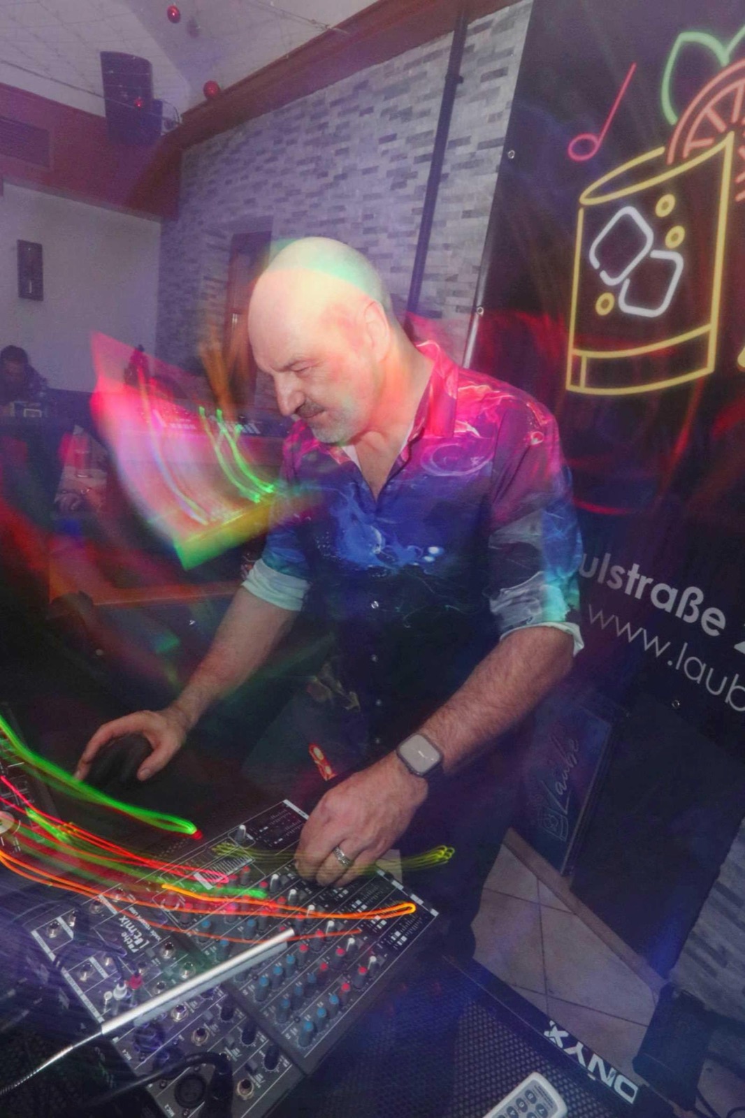 DJ Andi mit Mikrofon bei der Moderation