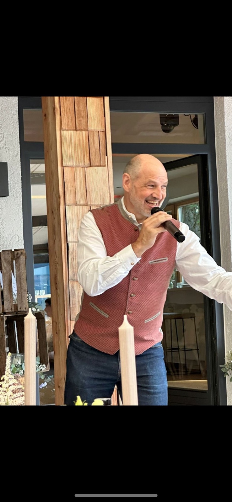 DJ Andi moderiert mit Mikrofon