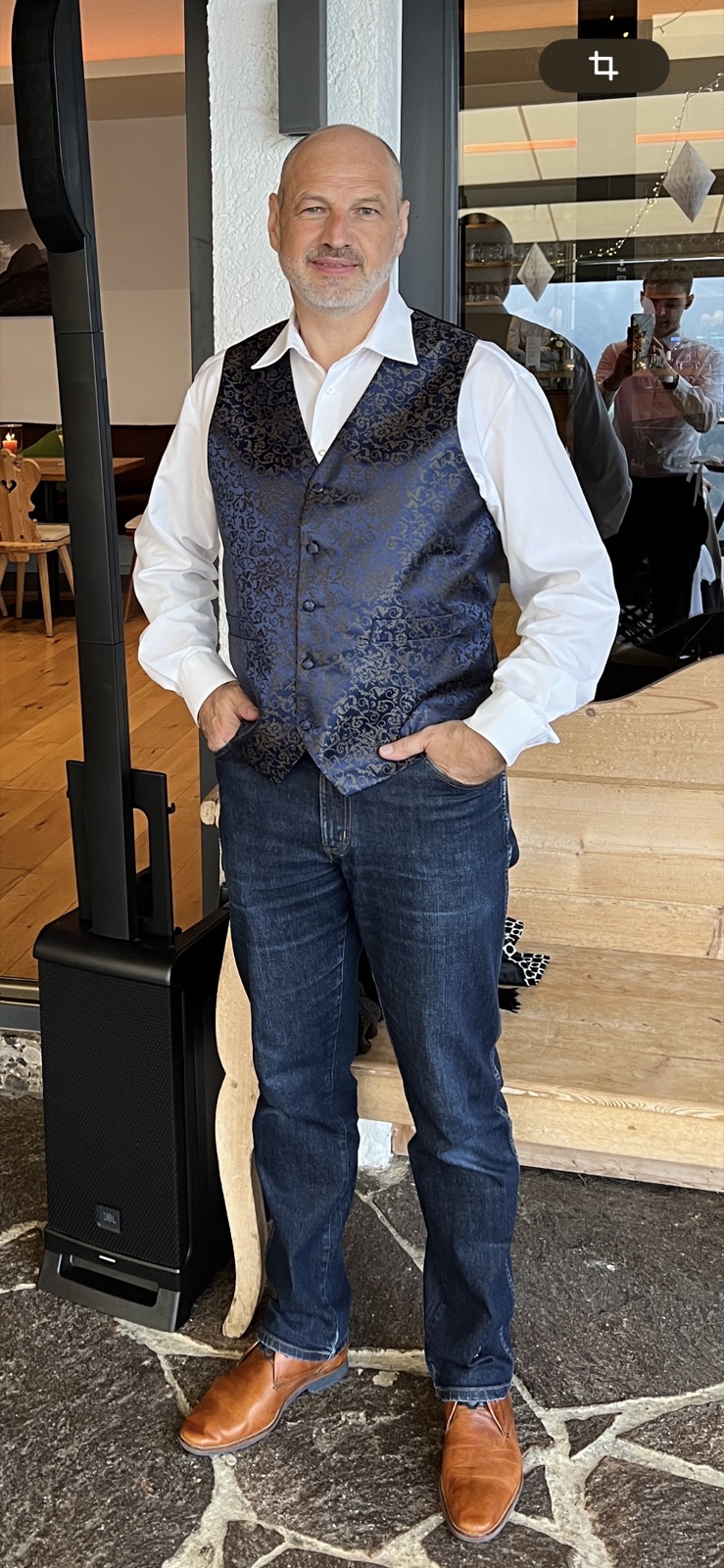 DJ Andi im festlichen Outfit bei einem Event